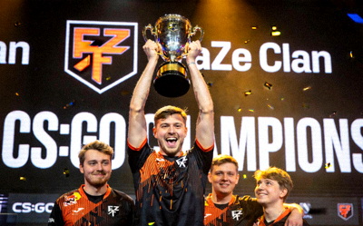 FaZe Clan CS:GO战队举起冠军奖杯的瞬间